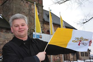 Stadtpfarrer Jörg-Stefan Schütz mit den Hissflaggen unserer Basilika Minor (Foto P. Zerhau)